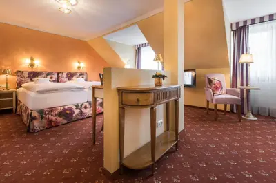 Ein Bett oder Betten in einem Zimmer der Unterkunft Romantik Hotel zur Post