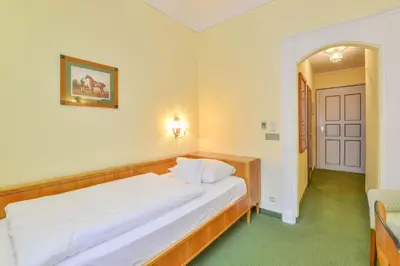 Ein Bett oder Betten in einem Zimmer der Unterkunft Romantik Hotel zur Post