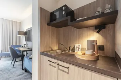Küche/Küchenzeile in der Unterkunft Candlewood Suites Augsburg by IHG