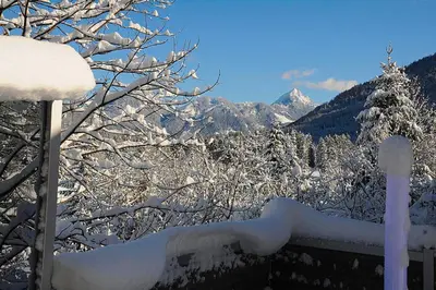 Ein allgemeiner Bergblick oder ein Berglick von des Ferienhauses aus