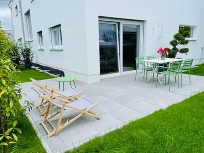 Ein Garten an der Unterkunft Ammersee Haus in Haus,wunderschöne Designerferienwohung mit Garten