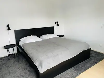 Ein Bett oder Betten in einem Zimmer der Unterkunft Ammersee Haus in Haus,wunderschöne Designerferienwohung mit Garten