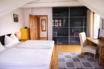 Ein Bett oder Betten in einem Zimmer der Unterkunft ChiemseeRefugium - Ferienwohnung Park