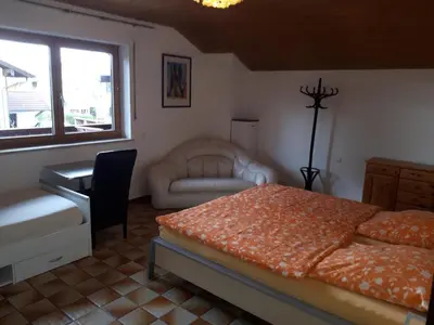 Ein Bett oder Betten in einem Zimmer der Unterkunft ROOM in apartment LOT SPACE & option COOKING & BREAKFAST self service & terrace - 9 km from A8 highway & superfast self checkin