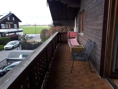 Ein Balkon oder eine Terrasse in der Unterkunft ROOM in apartment LOT SPACE & option COOKING & BREAKFAST self service & terrace - 9 km from A8 highway & superfast self checkin