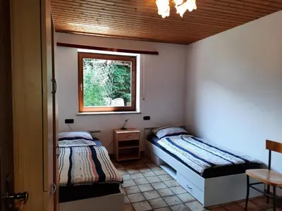 Ein Bett oder Betten in einem Zimmer der Unterkunft ROOM in apartment LOT SPACE & option COOKING & BREAKFAST self service & terrace - 9 km from A8 highway & superfast self checkin