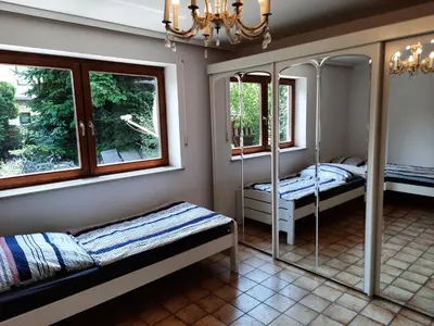 Ein Bett oder Betten in einem Zimmer der Unterkunft ROOM in apartment LOT SPACE & option COOKING & BREAKFAST self service & terrace - 9 km from A8 highway & superfast self checkin