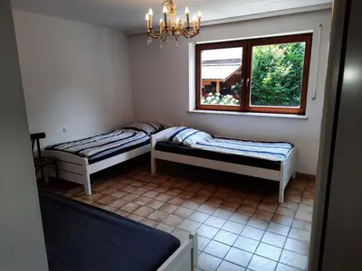 Ein Bett oder Betten in einem Zimmer der Unterkunft ROOM in apartment LOT SPACE & option COOKING & BREAKFAST self service & terrace - 9 km from A8 highway & superfast self checkin