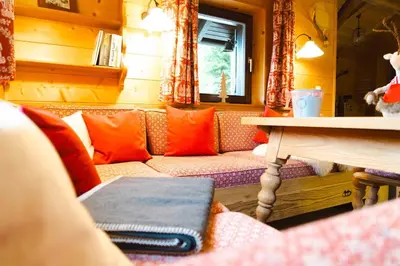 Ein Sitzbereich in der Unterkunft Romantisches Berg-Chalet