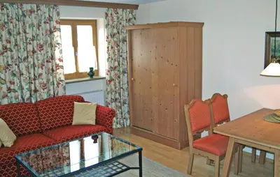 Ein Sitzbereich in der Unterkunft Awesome Apartment In Oberaudorf