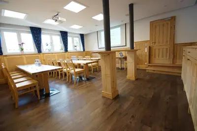Ein Restaurant oder anderes Speiselokal in der Unterkunft Hotel Bellevue