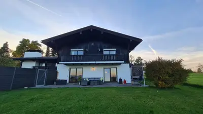 Das Gebäude in dem sich das Ferienhaus befindet