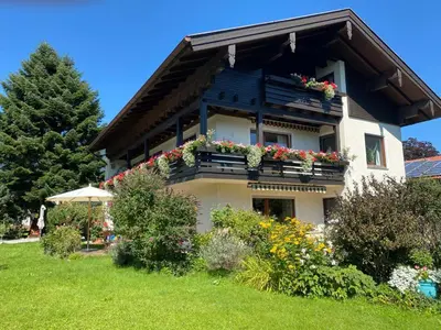 Ein Garten an der Unterkunft Charmantes Garten-Apartment: Erholung im Chiemgau