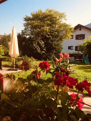 Ein Garten an der Unterkunft Charmantes Garten-Apartment: Erholung im Chiemgau
