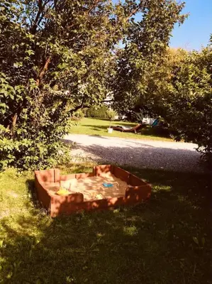 Ein Garten an der Unterkunft Charmantes Garten-Apartment: Erholung im Chiemgau