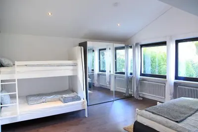 Ein Bett oder Betten in einem Zimmer der Unterkunft Bezaubernder Bungalow im Fünfseenland nähe S-Bahn
