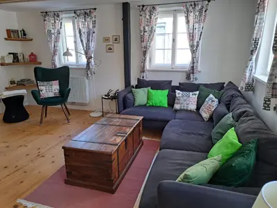 Ein Sitzbereich in der Unterkunft Neu! Ferienwohnungen im Lüftlmalereck, Hennalahaus