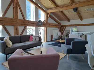 Ein Sitzbereich in der Unterkunft Neu! Ferienwohnungen im Lüftlmalereck, Hennalahaus