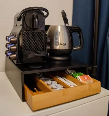 Kaffee-/Teezubehör in der Unterkunft HOMELY STAY Studio 2 - Modern Self-Check-In room in Munich