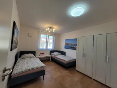 Ein Bett oder Betten in einem Zimmer der Unterkunft Pension Chen mit 2 Schlafzimmern, EBK, separat Balkon