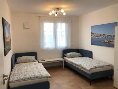 Ein Bett oder Betten in einem Zimmer der Unterkunft Pension Chen mit 2 Schlafzimmern, EBK, separat Balkon