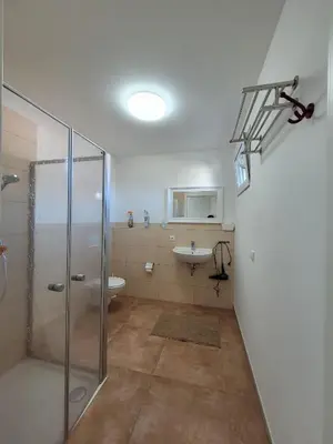Ein Badezimmer in der Unterkunft Pension Chen mit 2 Schlafzimmern, EBK, separat Balkon