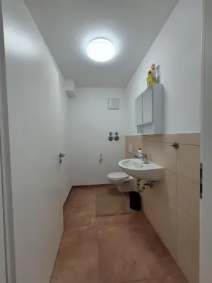 Ein Badezimmer in der Unterkunft Pension Chen mit 2 Schlafzimmern, EBK, separat Balkon