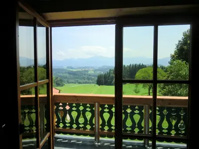 Ein allgemeiner Bergblick oder ein Berglick von des Bauernhofs aus