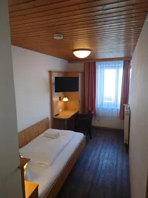Ein Bett oder Betten in einem Zimmer der Unterkunft Gasthof Pension Altwirt