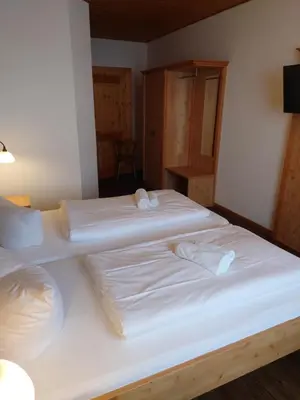 Ein Bett oder Betten in einem Zimmer der Unterkunft Gasthof Pension Altwirt