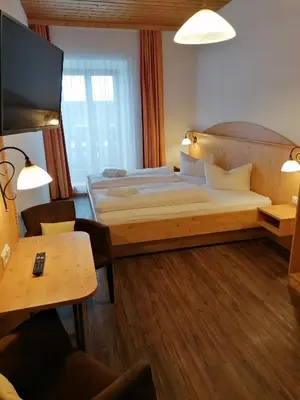 Ein Bett oder Betten in einem Zimmer der Unterkunft Gasthof Pension Altwirt