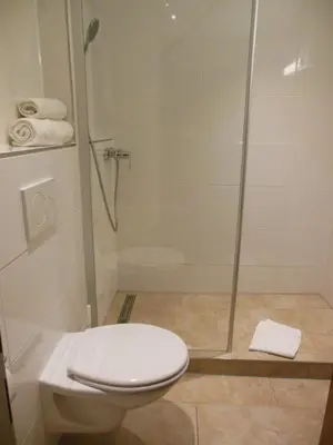 Ein Badezimmer in der Unterkunft Gasthof Pension Altwirt