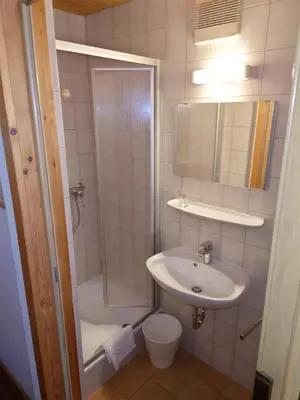 Ein Badezimmer in der Unterkunft Gasthof Pension Altwirt