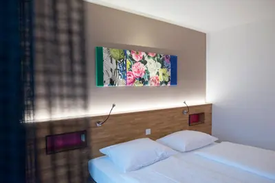 Ein Bett oder Betten in einem Zimmer der Unterkunft fab Hotel