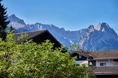 Ein allgemeiner Bergblick oder ein Berglick von der Ferienwohnung aus