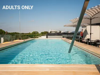 Der Swimmingpool an oder in der Nähe von GREFIS Hotel München-Gräfelfing