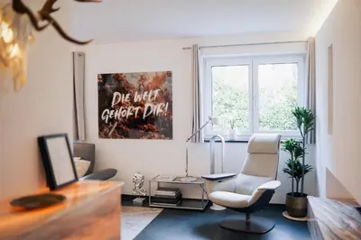 Ein Sitzbereich in der Unterkunft Design Ferienwohnung im Alpenvorland