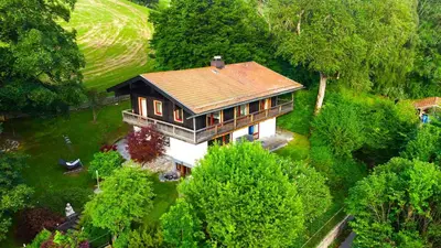 Ein Garten an der Unterkunft Künstlervilla mit grandiosem Panoramablick