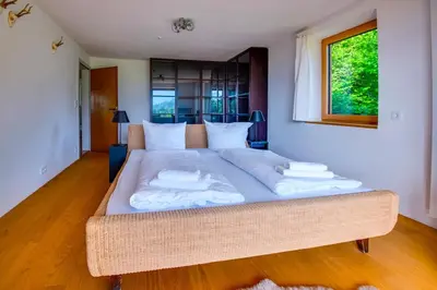 Ein Bett oder Betten in einem Zimmer der Unterkunft Künstlervilla mit grandiosem Panoramablick