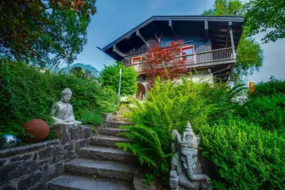 Ein Garten an der Unterkunft Künstlervilla mit grandiosem Panoramablick