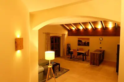 Ein Sitzbereich in der Unterkunft Ferienwohnung Stöckl