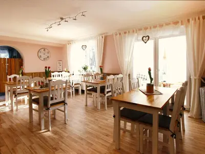 Ein Restaurant oder anderes Speiselokal in der Unterkunft ARRIVEL Pension Haus am Bach