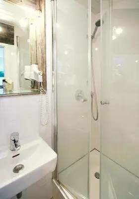 Ein Badezimmer in der Unterkunft ARRIVEL Pension Haus am Bach