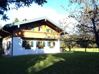 Das Gebäude in dem sich das Ferienhaus befindet