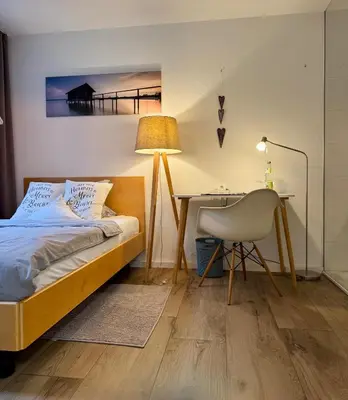 Ein Bett oder Betten in einem Zimmer der Unterkunft Hirschzimmer & Strandzimmer