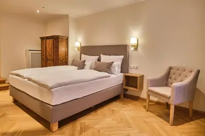 Ein Bett oder Betten in einem Zimmer der Unterkunft Brauereigasthof zum Kuchlbauer