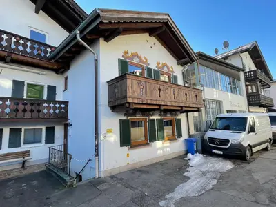 Das Gebäude in dem sich das Ferienhaus befindet