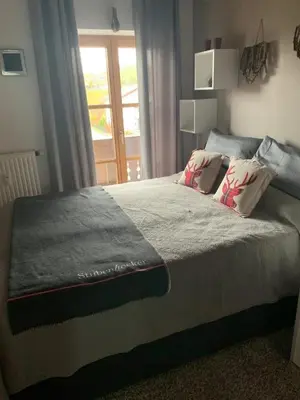 Ein Bett oder Betten in einem Zimmer der Unterkunft Ferienwohnung in Lechbruck am See im schönen Allgäu, nahe Füssen nur 300 m vom See