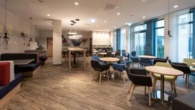 Ein Sitzbereich in der Unterkunft Holiday Inn Express - MUNICH NORTH by IHG
