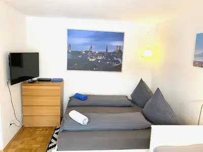 TV/Unterhaltungsangebot in der Unterkunft Gemütliche Privatzimmer mit geteiltem Bad, Küche und Garten